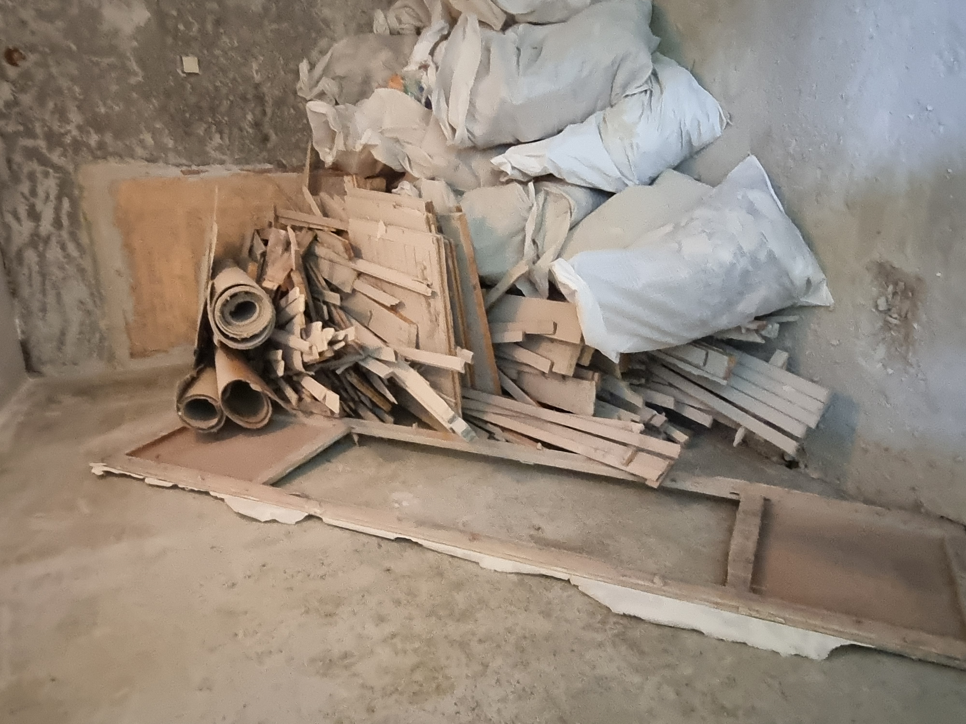 Демонтаж деревянного пола, обоев, штукатурки и стяжки